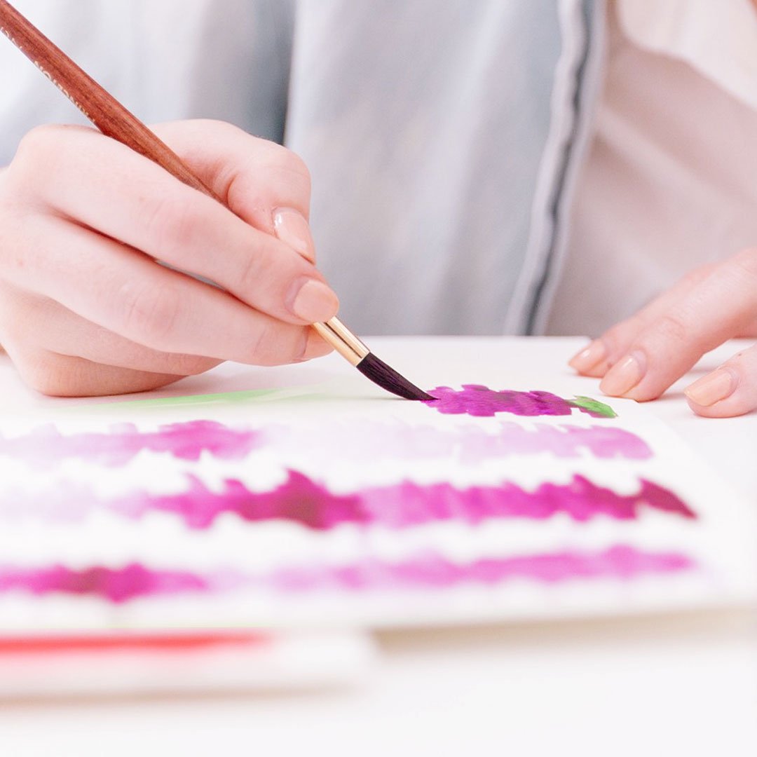 Comment tenir un pinceau ? Trouver l'équilibre entre la couleur et la transparence ?  🎨
Vous l'aurez compris : ce mercredi 11, c'est atelier découverte de l'#Aquarelle avec l'association Réseau Môm'artre 🎈 
👉Gratuit, inscription sur place pour les enfants de 5 à 12 ans