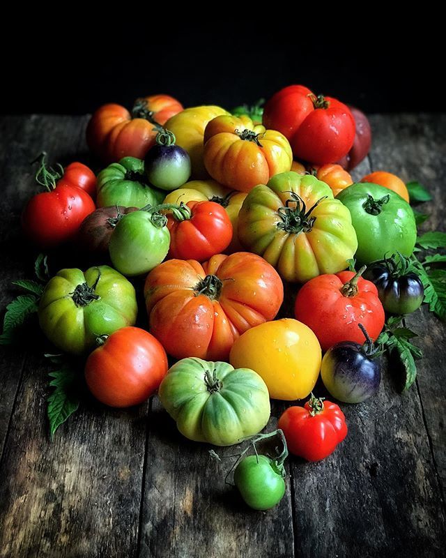 rainydaybites's tweet image. Heirloom tomatoes set the stage for the start of a five week online photography challenge that I am doing hosted by the incredibly talented Kimberly of @thelittleplantation for #eatcaptureshare. The theme this week is story time with the first image show… ift.tt/2Q4ozPD