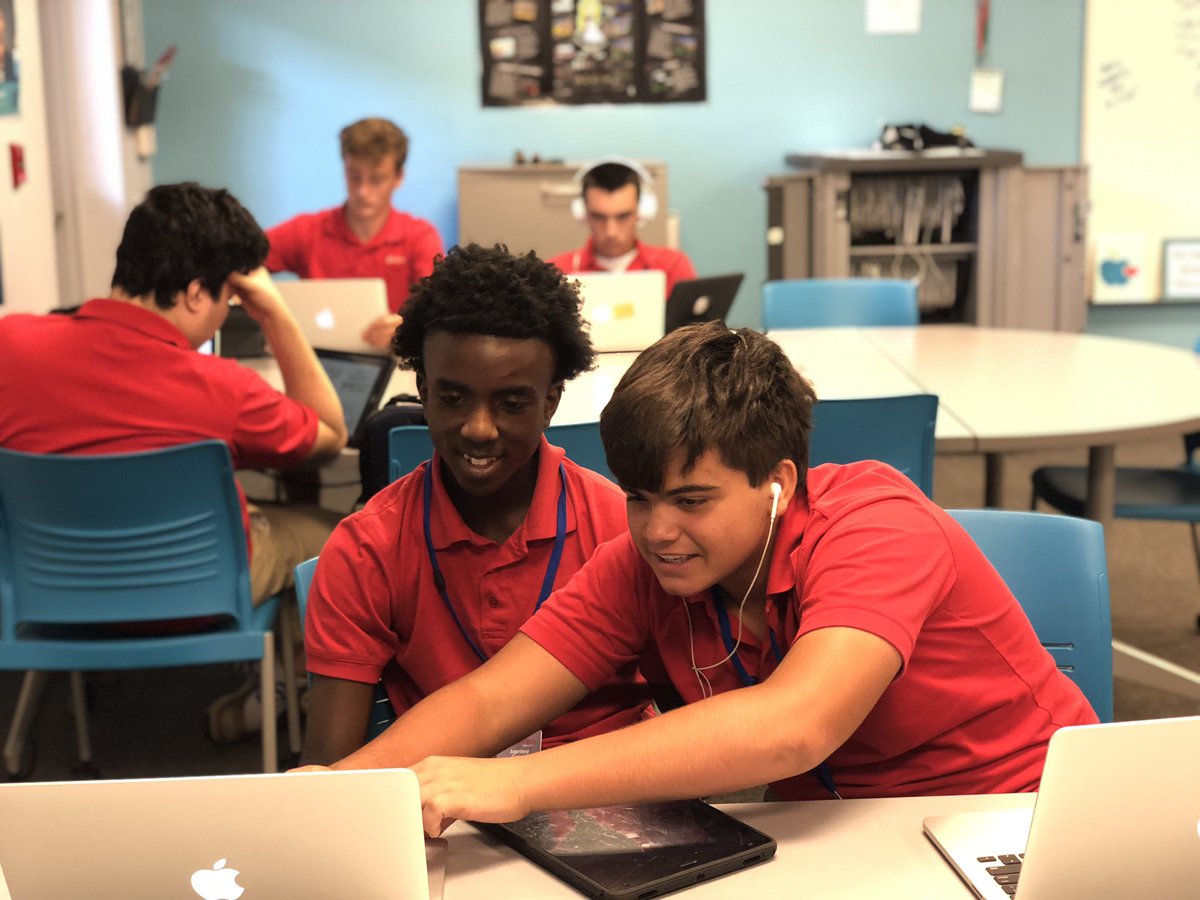 charidistler's tweet image. Learning with #peercoding makes @AliceProjectCMU class so much fun. @AppleEDU @CGHSFL