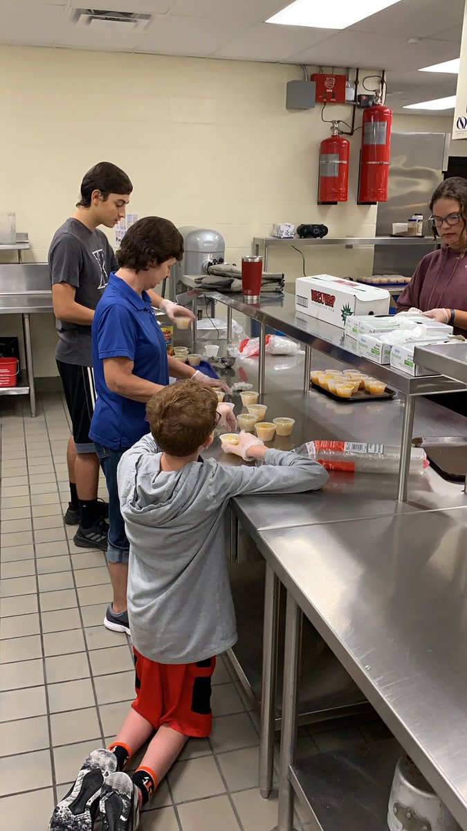 kingstransition's tweet image. Back to work we go!!! Working alongside our Cafteria Staff is the best!! #knightsoftransition