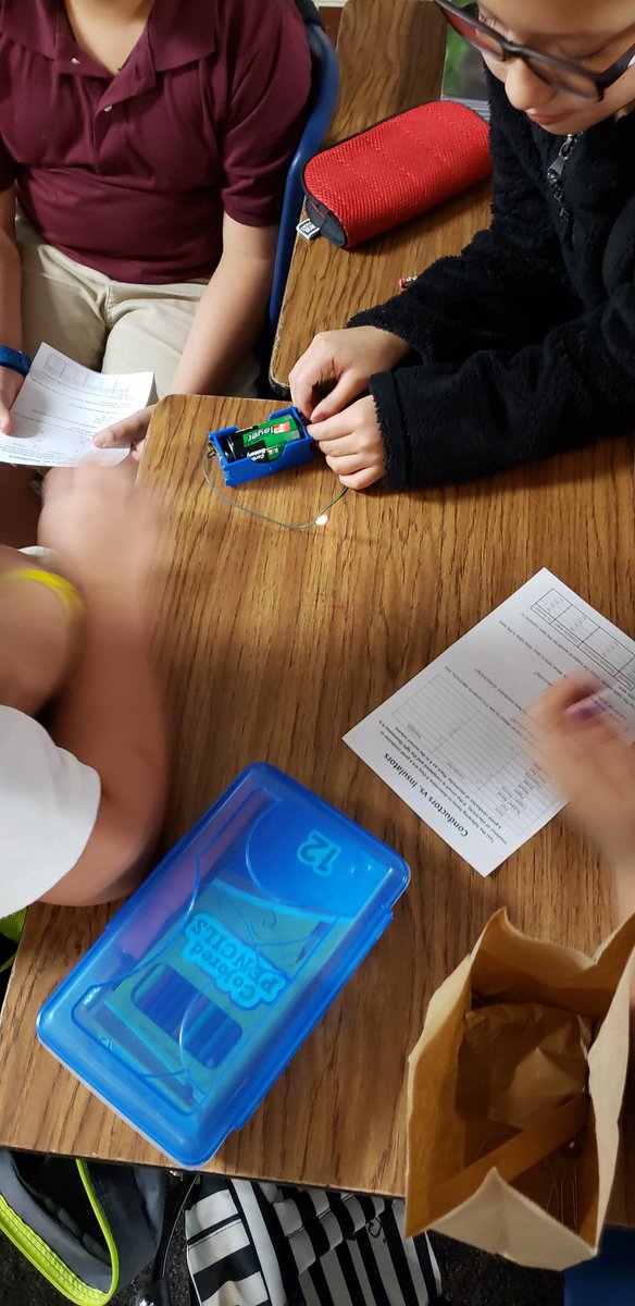 THoneyfield's tweet photo. Having fun playing with electrical conductors and insulation!!!! @BurlesonECISD @ECISDScience https://t.co/adl6K3TeYw