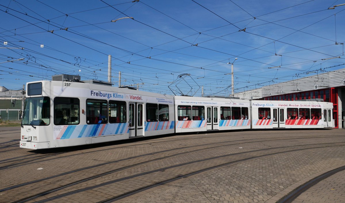 energy_charts_d's tweet photo. Seit heute gibt es in Freiburg eine Klimaschutz-Straßenbahn.
Die farbigen Streifen, genannt Warming Stripes, zeigen die mittleren Jahrestemperaturen in Freiburg von 1900 bis 2018. Es ist deutlich zu erkennen, dass es immer wärmer wird. 2018 war das bisher wärmste Jahr. https://t.co/ibuxXoLfVB