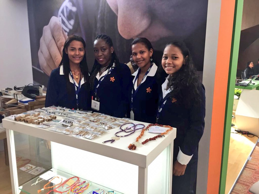 JAIROLEONZAPATA's tweet photo. #AEstaHora 💍 | Aprendices de Joyería de Articulación con la Educación Media del Centro de Formación Minero Ambiental de #ElBagre de @SENA_Antioquia participan en la IX Conferencia Internacional del Cuerpo de Rescate Minero en #Bogotá. 👷‍♀️ #IMRBColombia2019
 @SENAComunica https://t.co/dyhC4Ax0Td