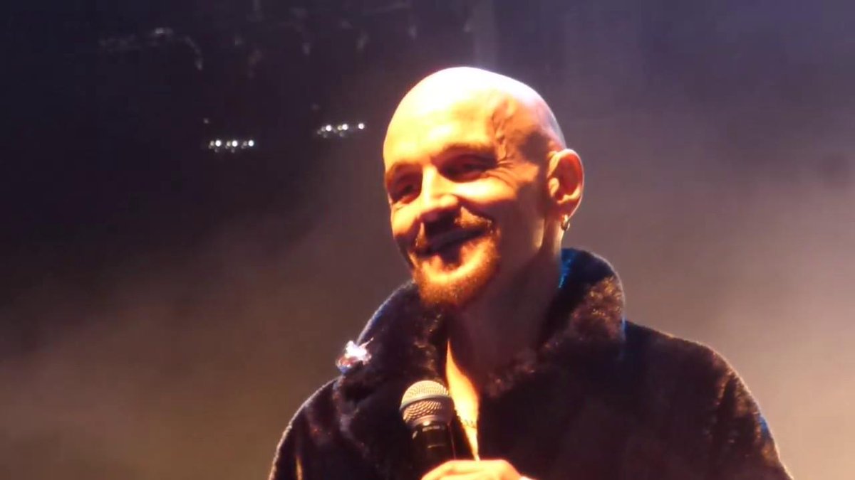 Read our full review from James’ headline set at this year’s Cool Britannia festival – which was so good we couldn’t ‘sit down’ – and the access around the site bit.ly/2kEIR38 @wearejames @CoolBritFest