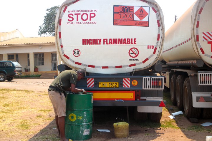 People wear suit and tie well I barely
#vehiclebranding
#FuelTanker
#vinylsticking
'@Zaacky7 tankers' 🔥🔥🔥