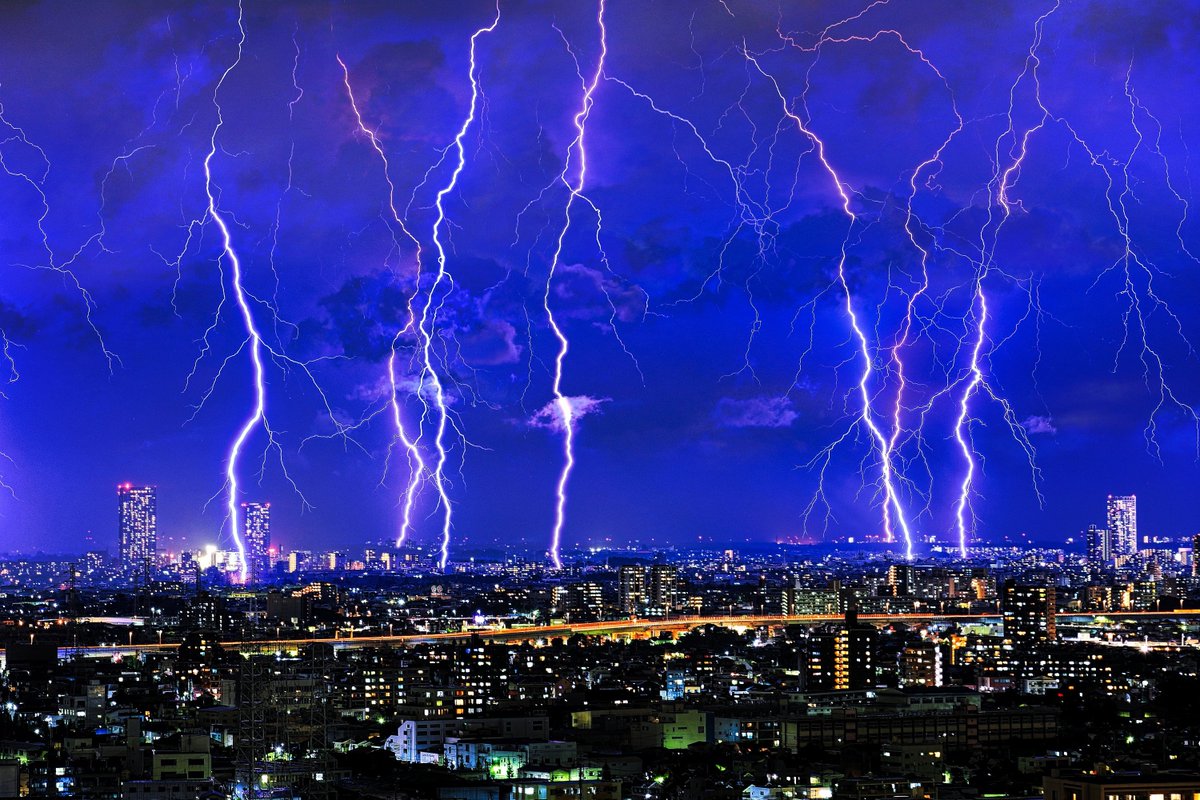中谷幸司 Twitter वर 先程の雷の写真7枚を比較明合成 左が市川駅あたり 右が本八幡駅あたりです 雷 カミナリ 稲妻