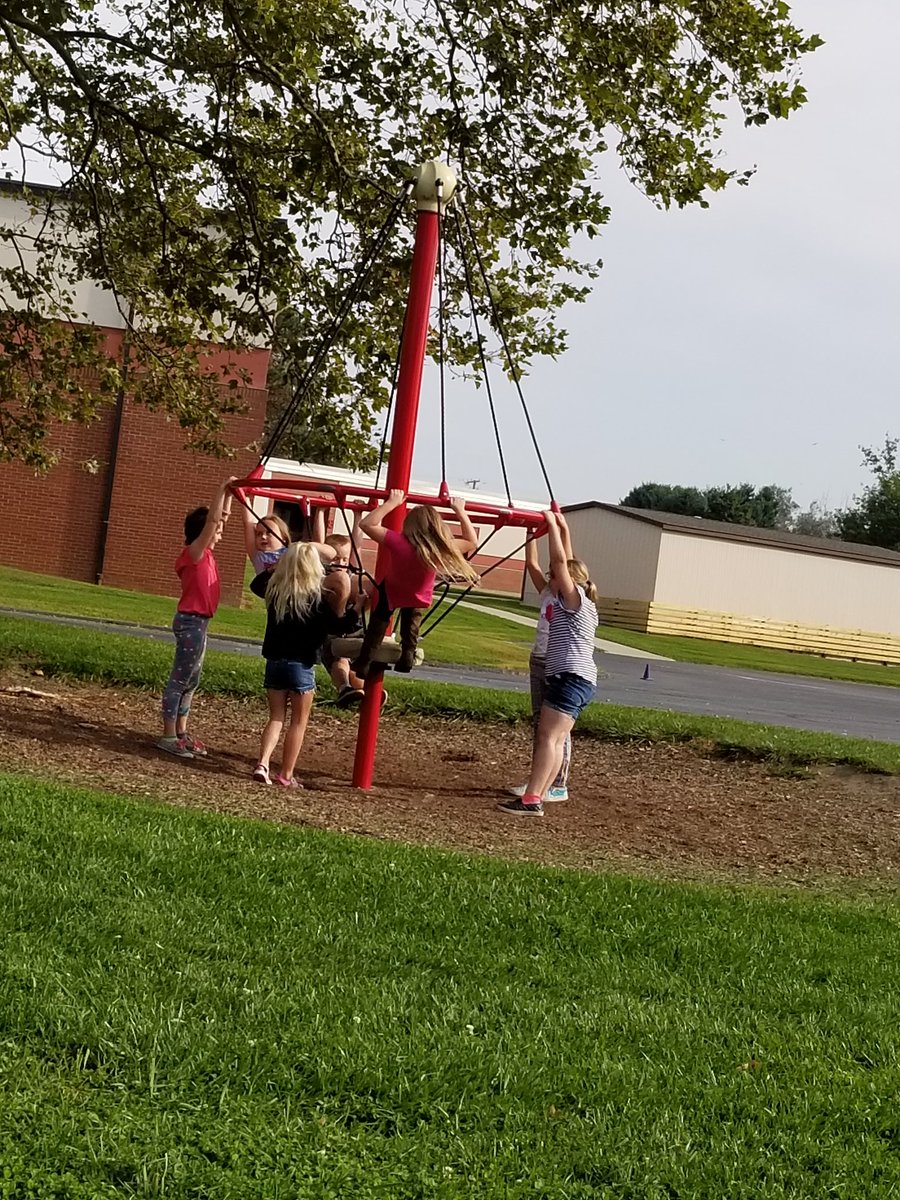 CPBeckyKnight's tweet photo. Great third grade behavior earns some extra recess!  #iteach3rd #apride @CPCardinals https://t.co/dAcJ97rZ2E
