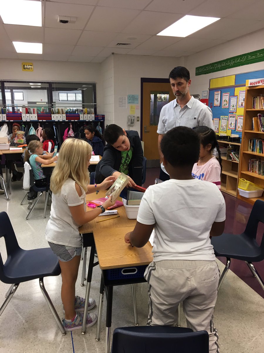 MrsShafferReads's tweet image. Mr. Gangloff spreading joy with a book tasting!  @hcpss_rbes @PrincipalAJE @hcpsselemla #WeAreRunningBrook #literacyimpact