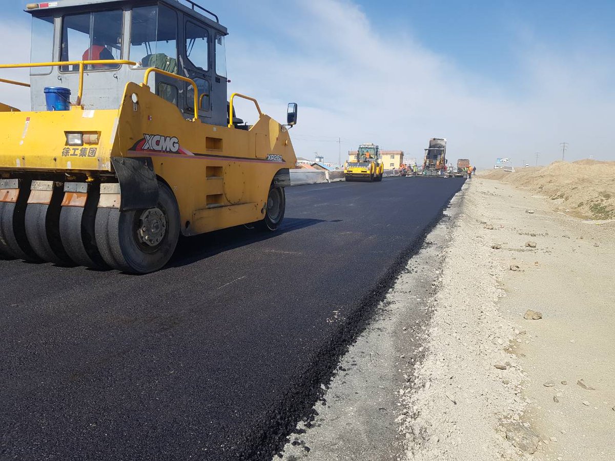 Налайх Хонхорын замын хучилтыг масло гээд байгаа нөхдүүд зориулав