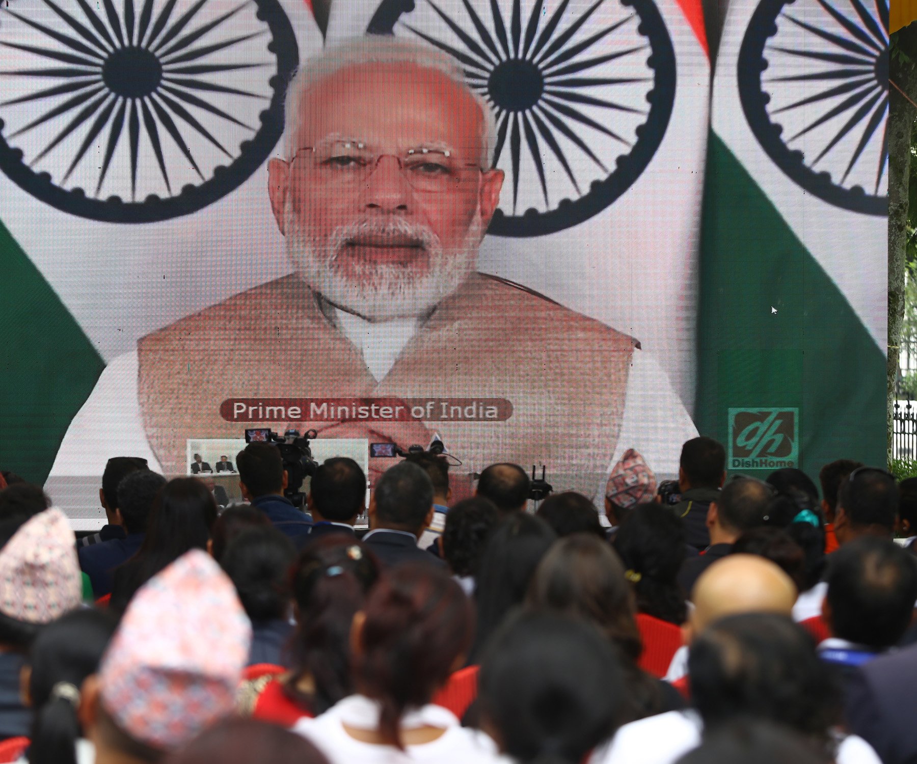 भारतीय प्रधानमन्त्री नरेन्द्र मोदीले नेपाली समकक्षीसँग संयुुक्त रुपमा मोतिहारी-अमलेखगञ्ज पेट्रोलियम पाईपलाईनको हाइटेक प्रविधिबाट उद्घाटन कार्यक्रममा।