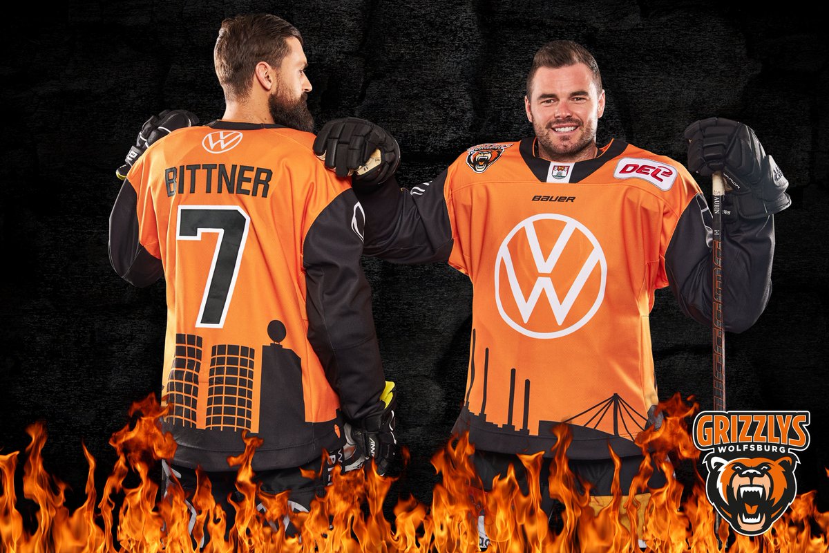 grizzlys_wob's tweet photo. Noch mal auf einen Blick: Das Heimtrikot und das 3rd-Jersey der #Grizzlys für die kommende Saison in der @DELoffiziell - präsentiert von Brent #Aubin und @Beat_ner52 

Mehr unter https://t.co/b8rpKhu8Vy
#grizzlys https://t.co/Ys6psbWY2b