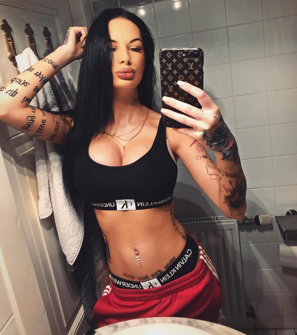 Ihr k&ouml;nnt mich auf MDH sehen und vieles von mir Erfahren. Zum beispiel wenn ich in der Cam bin. @MDHRelationship<a href="/tag/day"class="tags"><span>#day</span></a><a href="/tag/smoking"class="tags"><span>#smoking</span></a><a href="/tag/dirty"class="tags"><span>#dirty</span></a><a href="/tag/venusberlin"class="tags"><span>#venusberlin</span></a>