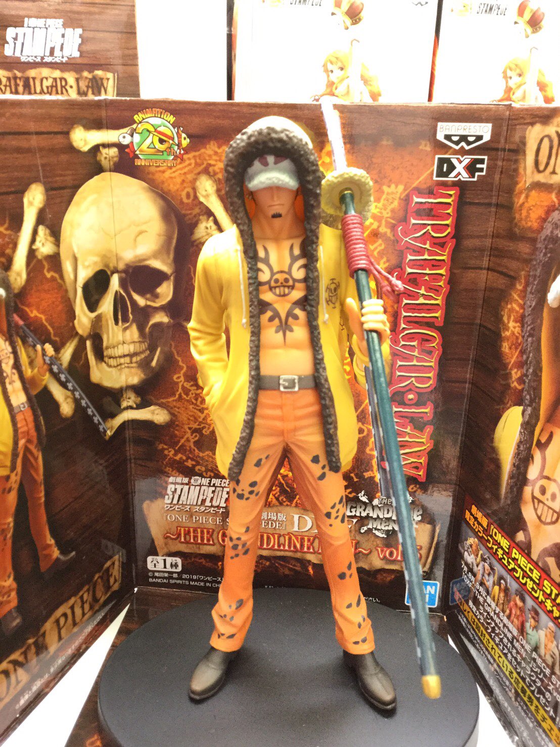 ドラマ瑞穂店 劇場版 One Piece Stampede より 劇中で活躍するキャラクターたちをイメージしたプライズフィギュアシリーズ グラメン シリーズ第5弾ではボア付きパーカーを着込み フードをかぶるトラファルガー ローを 堂々たる立ち姿です