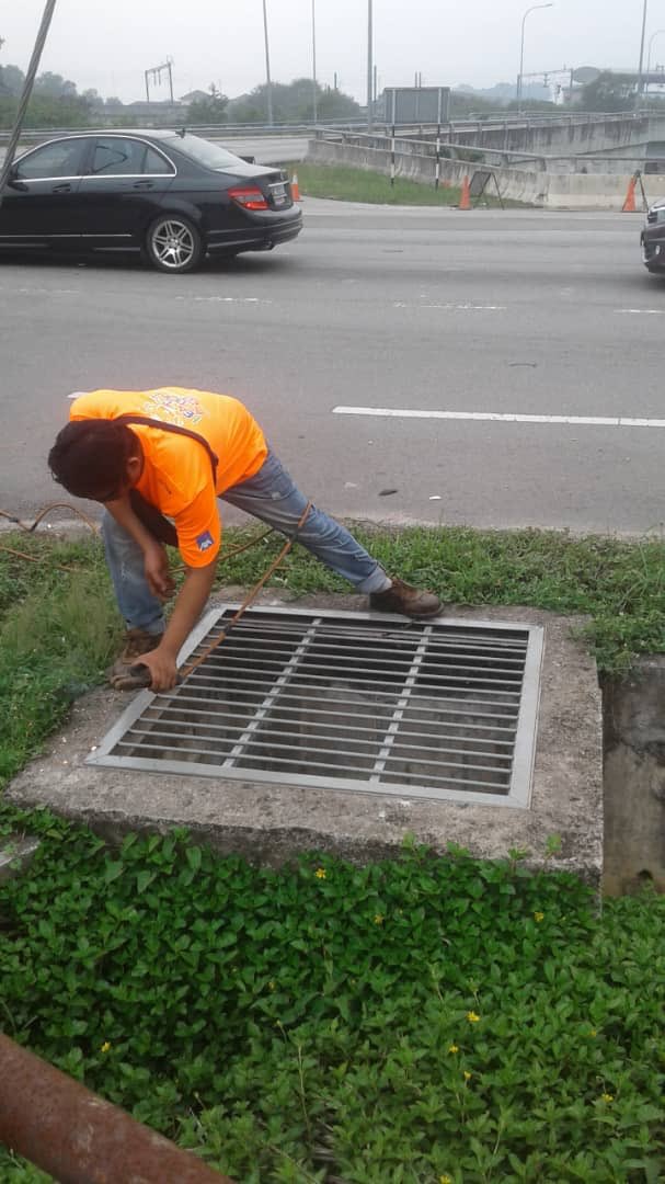 Kerja-kerja memasang penutup longkang di Jalan Sungai Gadut-Rantau