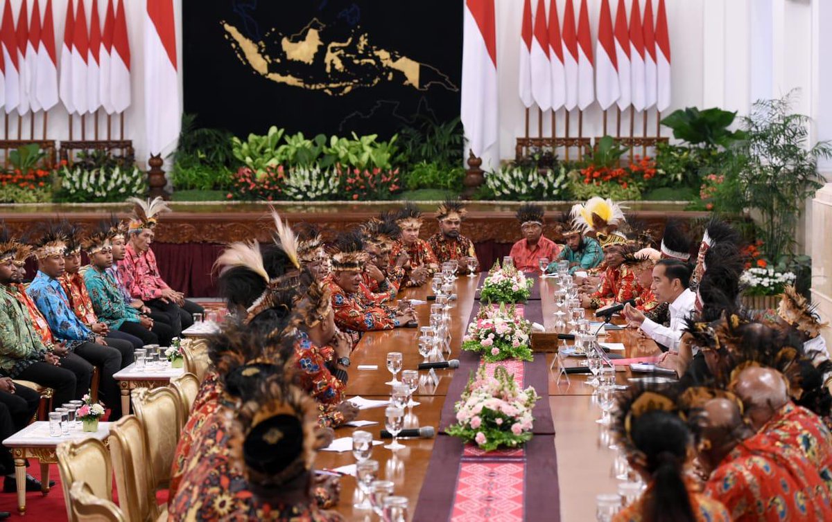 Duduk bersama para tokoh Papua yang datang ke Istana Negara, siang ini.

Saya mendengarkan berbagai usulan dan aspirasi yang mereka sampaikan. Semua sepakat bahwa pembangunan sumber daya manusia begitu penting.