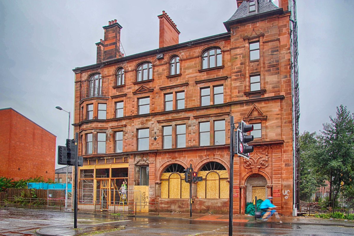 Naburn2's tweet photo. The #scaffolding has been removed from the old #LinenBank in #Gorbals Street #Glasgow now It’s looking great so far and work continues on the ground floor by #SouthsideHousingAssociation
@Glasgow_Live @gbptrust @NewGorbalsHA @HistEnvScot https://t.co/2MgcAQ3ic1