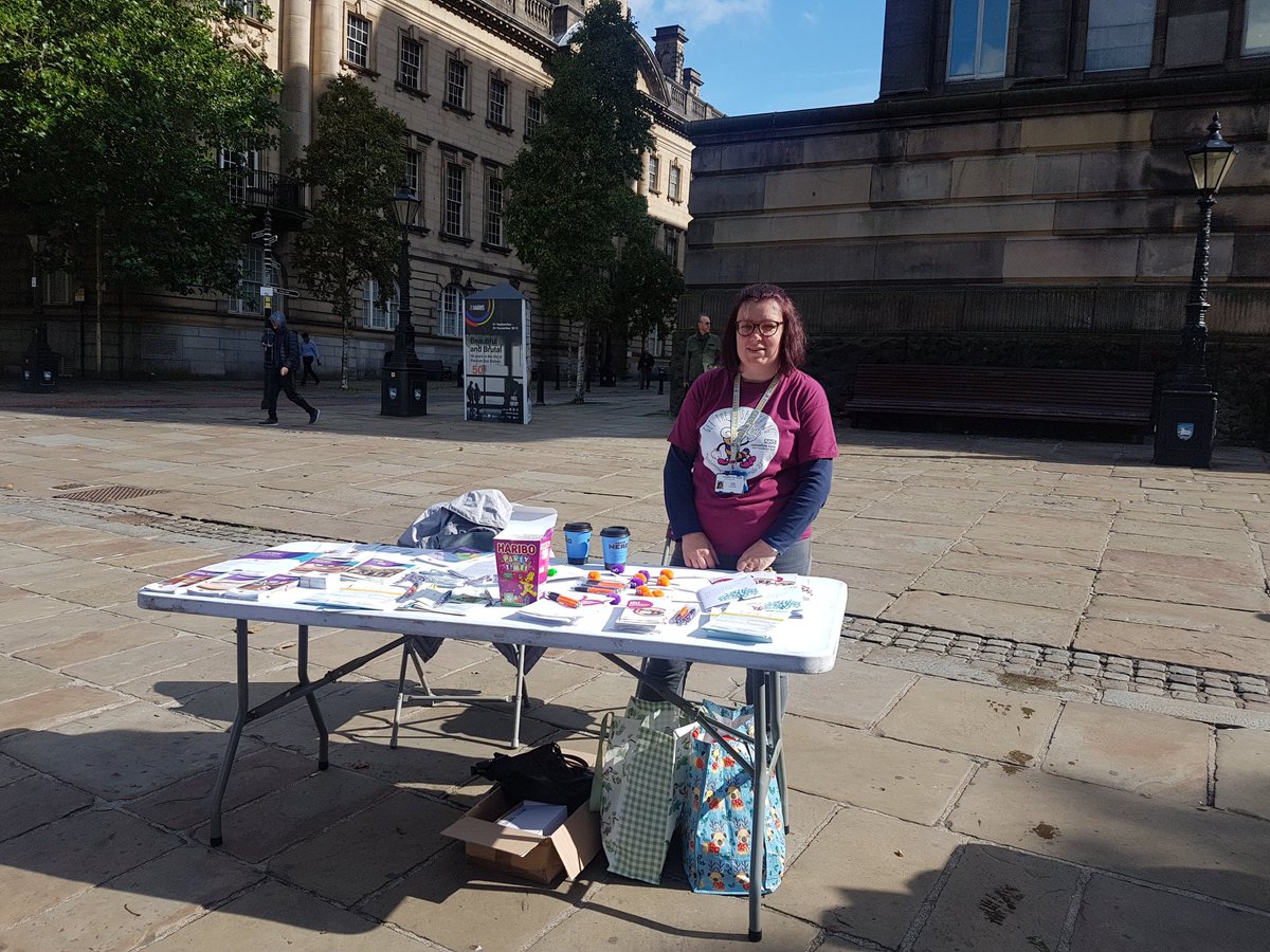 BeckyCrombie83's tweet photo. We're here at Preston Flag Market with the Harri bus to raise awareness about mental health research #suicidepreventionday #gettheresearchbug #harribus @LCFTResearch @AndreaHoulding @JoannaResearch @_kpalmer_ https://t.co/8hcSnj6us1