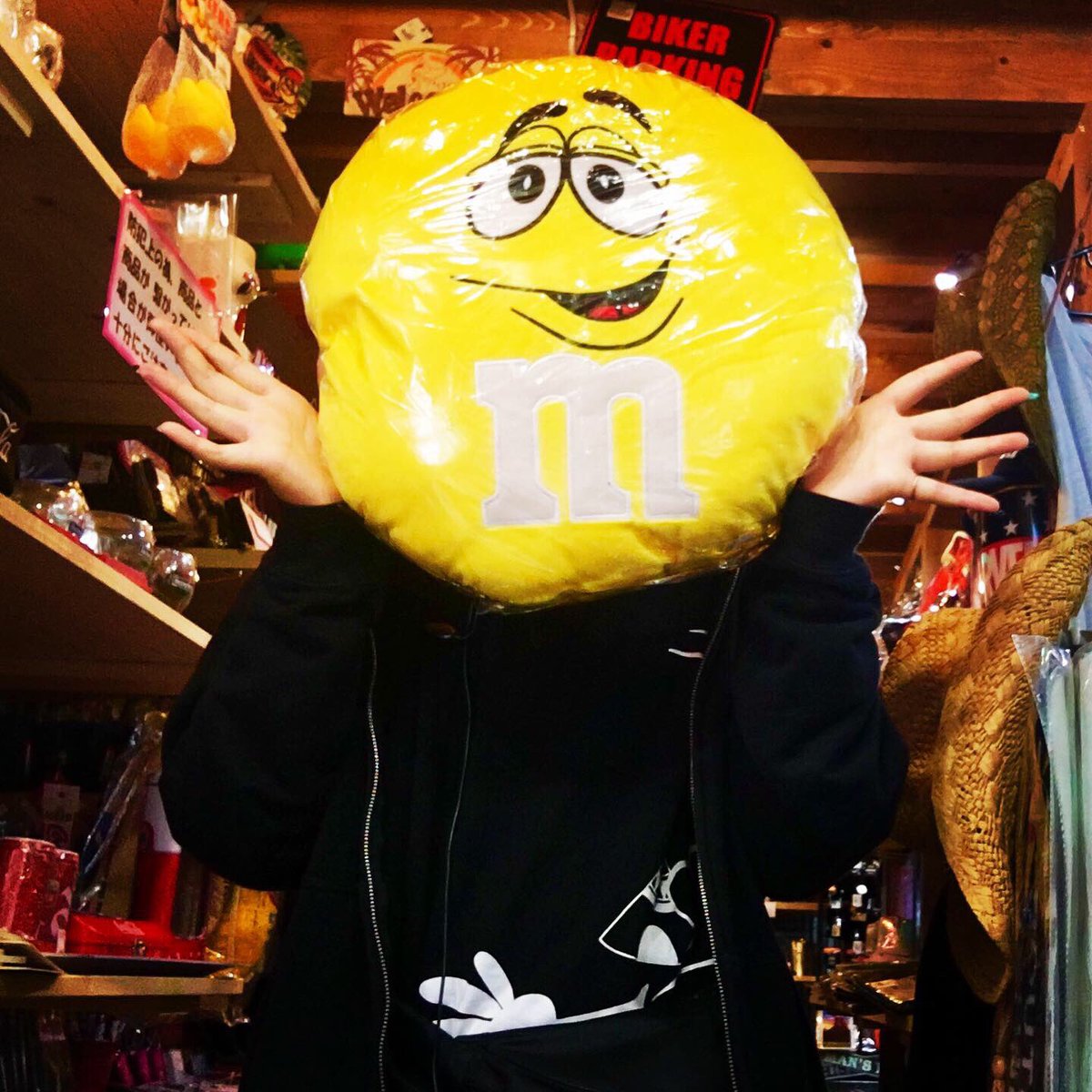 info_flames's tweet photo. 🍫M&amp;M’s コーナー🍫

当店自��の雑貨コーナーを
レインボーカラーで飾る
M&amp;M’sコーナー🌈

是非❣️お手に取って御確認下さい👀

フレイムス小山でお待ちしております🙇🏻‍♂️

#アメリカン雑貨 #拡散希望 
#栃木県 #小山市 #バイク https://t.co/FMojj5AY60