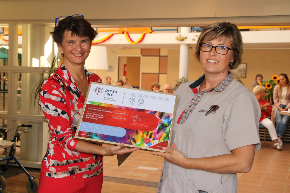 Blij met het behalen van ons kwaliteitskeurmerk! Vandaag ontvingen wij uit handen van de directeur van Perspekt, als eerste zorgorganisatie in Nederland, het PREZO Care-keurmerk.