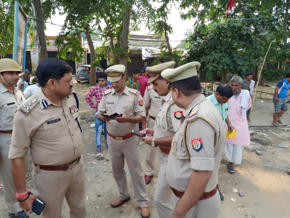 igrangebareilly's tweet photo. पुलिस उपमहानिरीक्षक बरेली व मंडलायुक्त बरेली द्वारा मोहर्रम जुलूसों के दृष्टिगत थाना कैंट, चौकी नकटिया कर्बला क्षेत्र के जुलूस मार्गों, ड्यूटी व्यवस्था, रूट व्यवस्था आदि का निरीक्षण कर संबन्धित को आवश्यक दिशा निर्देश दिए गए। @Uppolice @dgpup @adgzonebareilly https://t.co/ee75L7x9ia