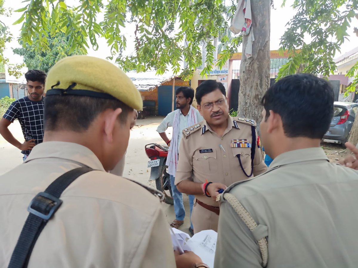igrangebareilly's tweet photo. पुलिस उपमहानिरीक्षक बरेली व मंडलायुक्त बरेली द्वारा मोहर्रम जुलूसों के दृष्टिगत थाना कैंट, चौकी नकटिया कर्बला क्षेत्र के जुलूस मार्गों, ड्यूटी व्यवस्था, रूट व्यवस्था आदि का निरीक्षण कर संबन्धित को आवश्यक दिशा निर्देश दिए गए। @Uppolice @dgpup @adgzonebareilly https://t.co/ee75L7x9ia