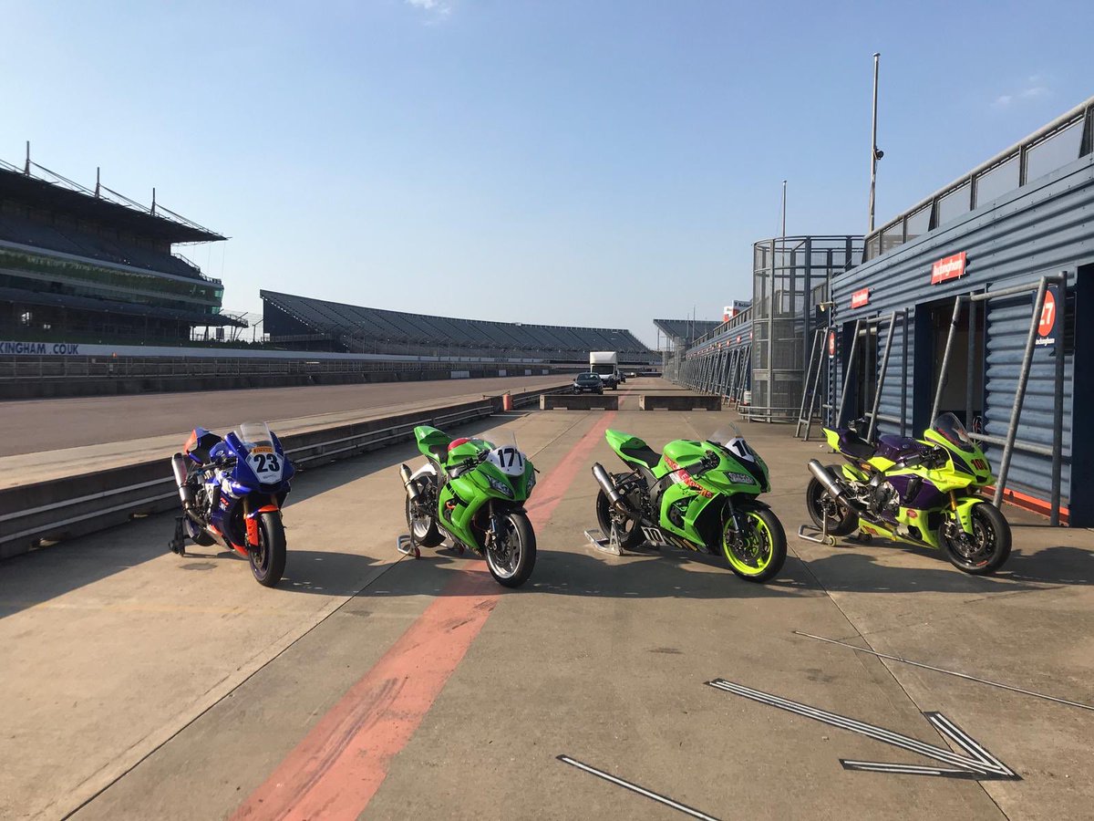 RyanW177's tweet photo. Rockingham trackday on the bank holiday 😎💪🏻 #kawasaki #zx10r #racing #mssperformance #ninja #HMquickshifter #uncletoms #apexhunter #teamgreen #alpinestars #arai #superbike #britishsuperbikes #UKBikers #birotaruk #metzeler https://t.co/0GGQJlCI0i