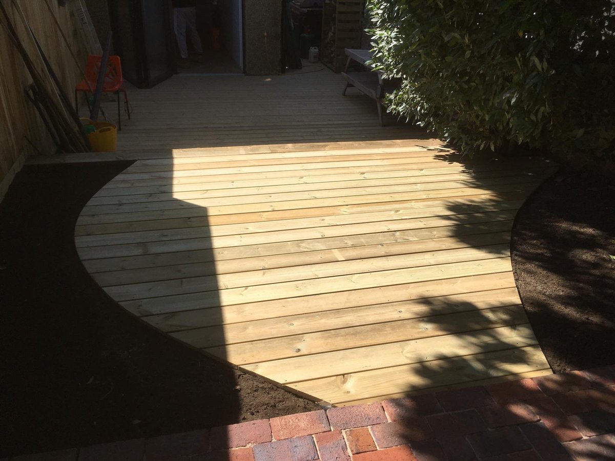 CJLandscapes's tweet photo. Decking installed for a happy client in East London. We love the curves for the flower beds π#Decking #DeckingServices #DeckingContractor #EastLondon https://t.co/56nbs51OiM