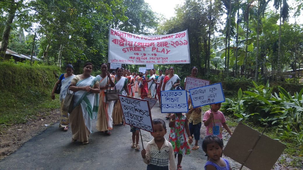 maj_borah's tweet photo. As a part of Poshan Maah celebration, ADT team of Ranguli block in coordination with WCD organised a street play at Dudhnoi in Goalpara district. Thematic area of the play was CF, EBF, Child marriage, Anaemia mukt Bharat, Monthly weighing of children less than 3 years. https://t.co/UX75hnUcHY