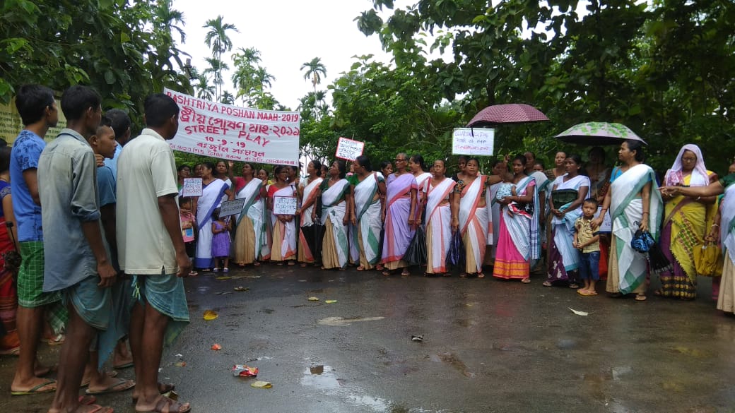 maj_borah's tweet photo. As a part of Poshan Maah celebration, ADT team of Ranguli block in coordination with WCD organised a street play at Dudhnoi in Goalpara district. Thematic area of the play was CF, EBF, Child marriage, Anaemia mukt Bharat, Monthly weighing of children less than 3 years. https://t.co/UX75hnUcHY