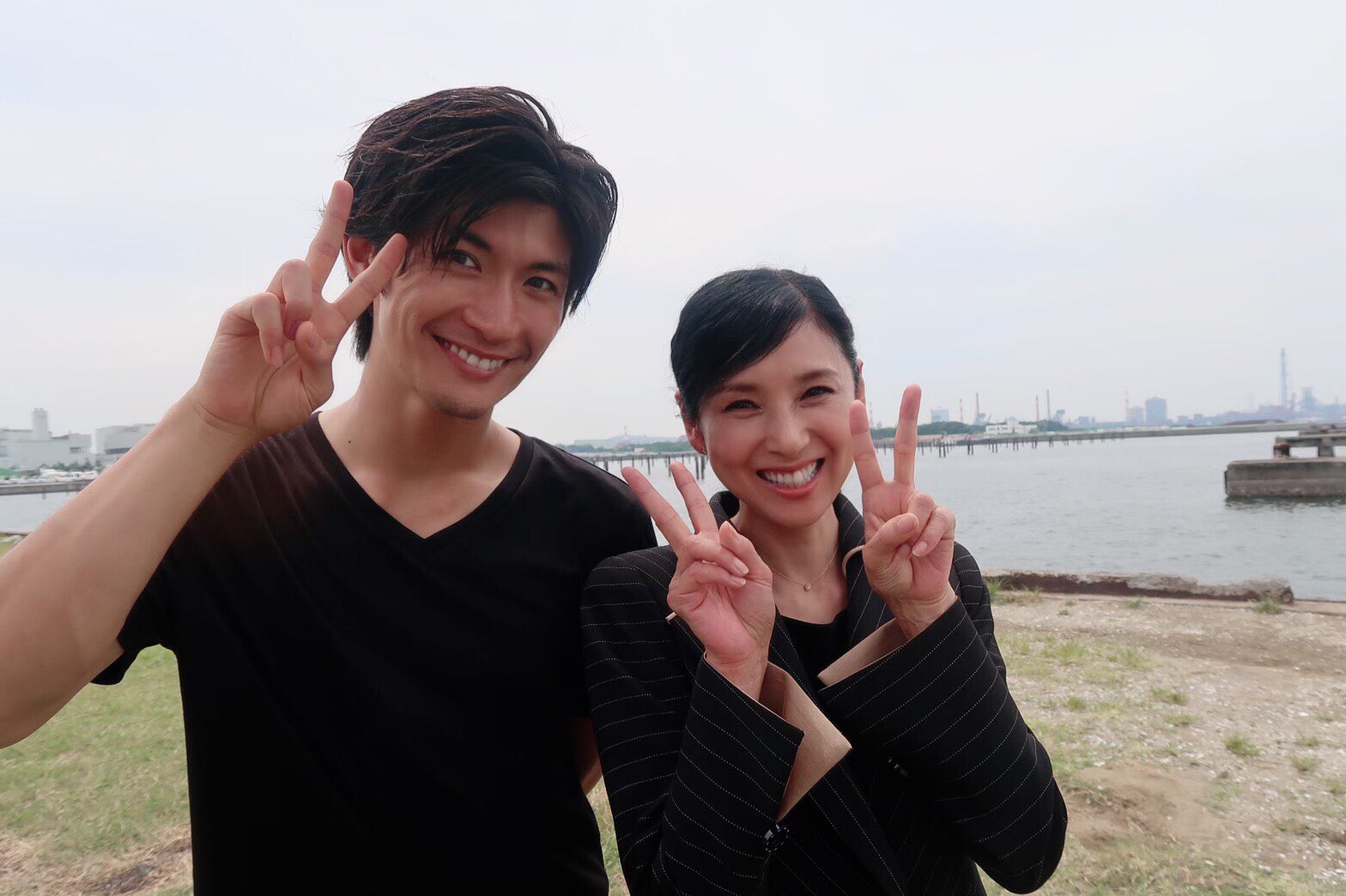 Twitter 上的 三浦春馬主演 Two Weeks 公式 9話まであと1時間 三浦春馬 さんと 黒木瞳 さんの2s 春馬さんの憧れの人 黒木さんと初めて絡むシーン 緊迫なシーンの後 とっても素敵な笑顔のお2人でしたっ 今夜の第9話 ぜひご覧ください