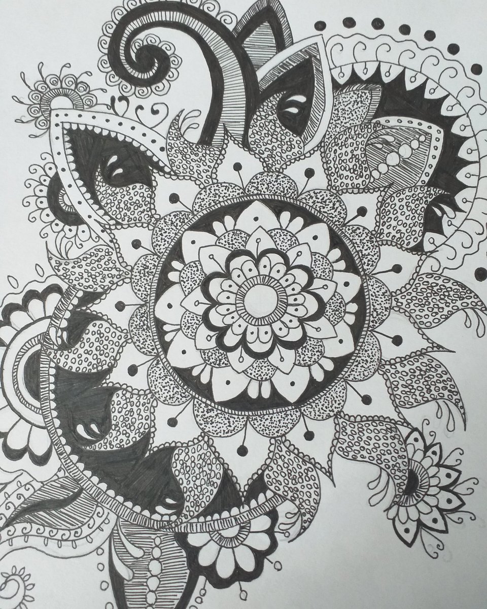 AliceVDesigns's tweet photo. And just like that the Paisley pattern is complete! 3 days in total x The beginning sketch of a paisley design. #alicevdesigns #originaldesign #gothic #textiles #interiors #paisleypattern #pencil #outlines #floral #blackandwhite #paisleyfloral #dotwork #sketch #drawing https://t.co/WzOAmZdz1n