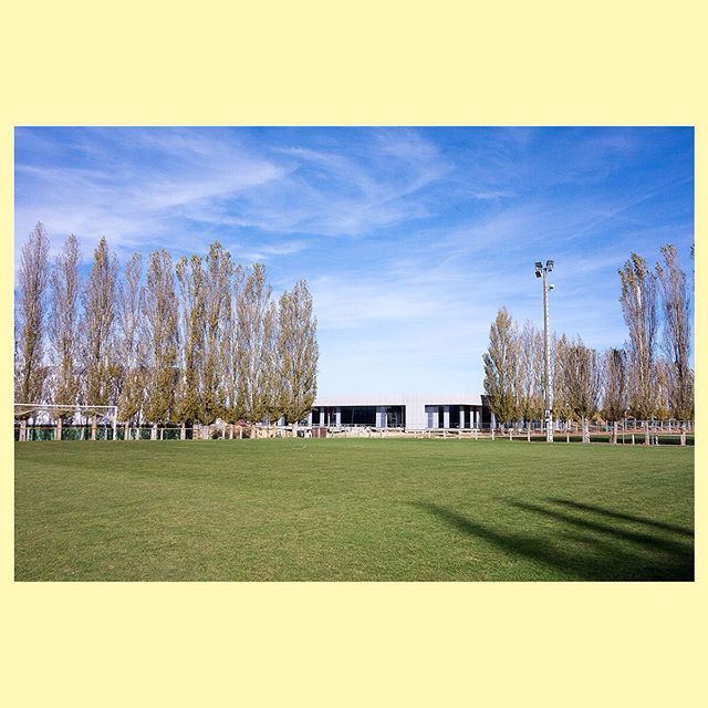 Un abri dans la plaine

Salle omnisports, Gratentour
Calvo Tran Van (m., OPC), scalène architectes, SLH Sud Ouest
Livraison 2015
Photos - Antoine Séguin ift.tt/2ZQZmvz