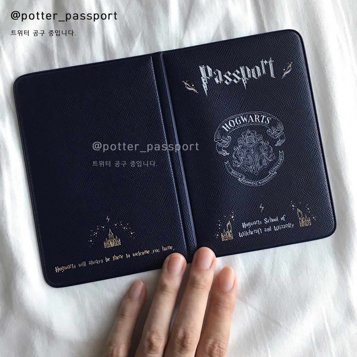 potter_passport's tweet photo. 💫해리포터 여권케이스⚡️
‼️D-5‼️판매중입니다. RT이벤트도 진행중이니 많은 관심 부탁드립니다. 😃
#해리포터여권케이스 #해리포터 #해리포터비공굿 #해리포터굿즈 #해리포터여권 #여권케이스 #여권케이스추천 #추석선물 #신동사 #harrypotter #hattypotterpassport
https://t.co/N9Uef94uNB https://t.co/xiljoKxymk