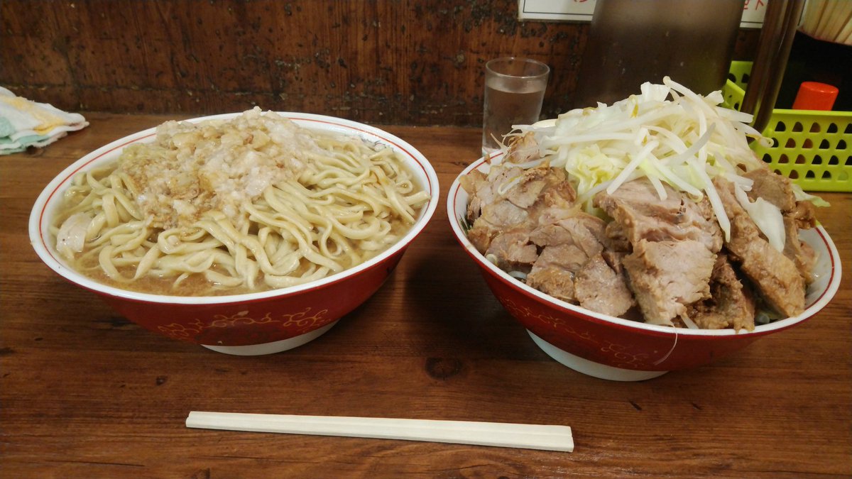 チョコ坊主ショウちゃん ラーメン二郎品川店 大豚トリプル麺増し野菜タワー 天王洲アイルから海を眺めて散歩しながらどこ行こうか考え品川二郎へ 濃すぎず薄すぎないちょうど良いスープと麺の相性が好きなんですよね 現金対応の豚トリプルも肉好きには