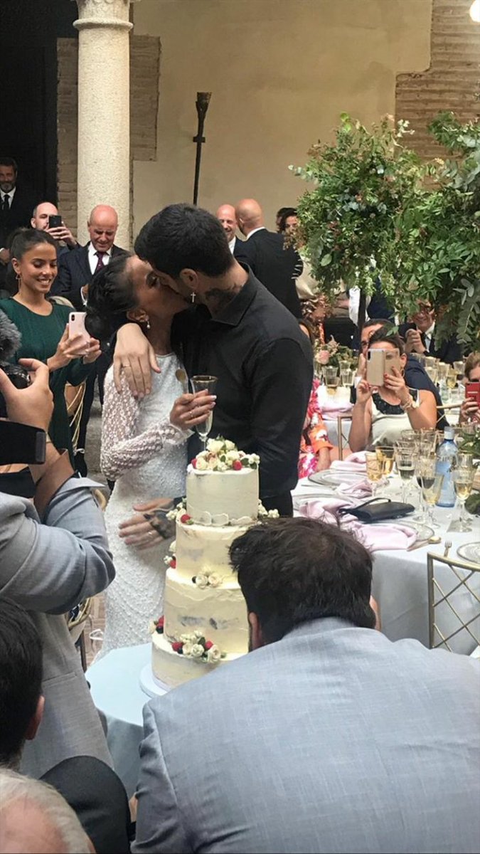 LorevaMelendi's tweet photo. @yaesmediodiatv y no hay nada más que decir a ese tema simplemente que con esta foto se ve y se transmite la gran boda y el amor que hay, buenas tardes y espero que deis buena información sin necesidad de juzgar ni criticar a nadie!! https://t.co/eZLwcFn91C