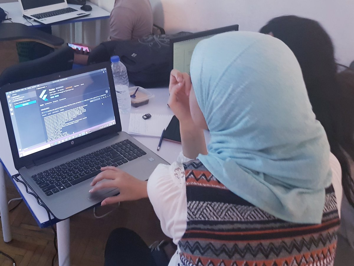 WTMCairo's tweet image. It's All Widgets!
What makes @FlutterDev unique?
It builds from a single codebase, compile directly to the native arm code and has the OS native look and feel.
Starting our bootcamp journey with Eng. @Yahia_Agwa 👩💻👨💻
#FlutterBootcamp #StudyJamsMENA #WomenTechmakers