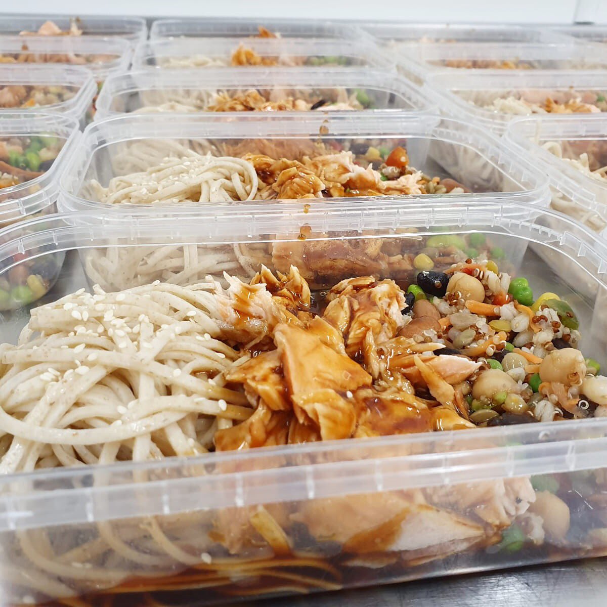 BiteClubKitchen's tweet image. Which BCK meal is your favourite? 

Today we’re tucking into our Asian Salmon Teriyaki. Salmon is a great source of omega-3 fatty acids that support your skin health ✅ 
Order yours through @Deliveroo to receive a 20% discount! 💪🏼