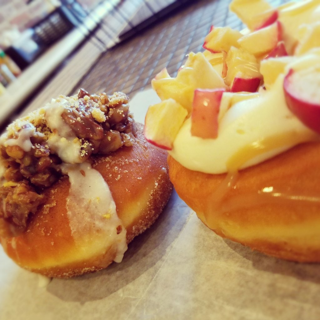 justgooddonuts's tweet photo. Two new #falldonuts🎃🍂 on this #newdonutday! The Pecan Pie - topped w toasted pecans and caramel, topped w crumbled shortbread and vanilla drizzle. Caramel Apple - salted caramel buttercream, roasted apple, caramel drizzle. https://t.co/OzoeMdB3yT