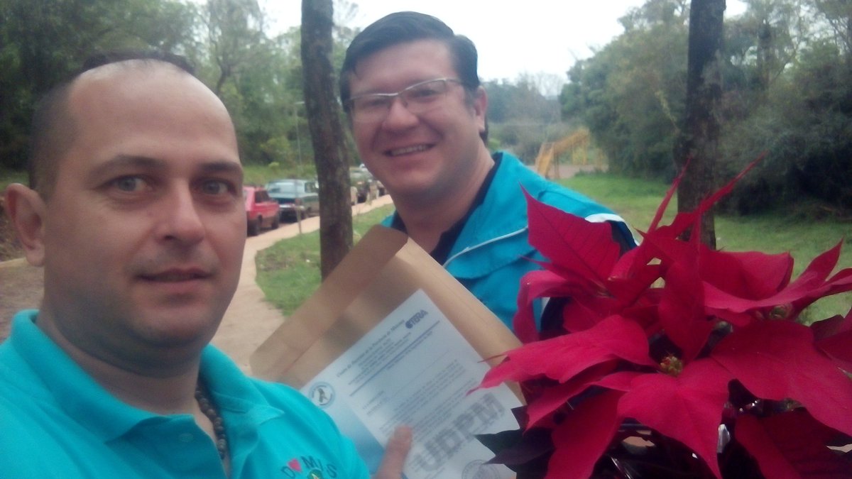 PabloMycak's tweet photo. @mariluleverberg Representando a Marilu y Enso en el emotivo acto de la flamante jubilada Maria ester Lopez, esc 84 Villa Svea, a seguir brillando https://t.co/Us93kgAb3G
