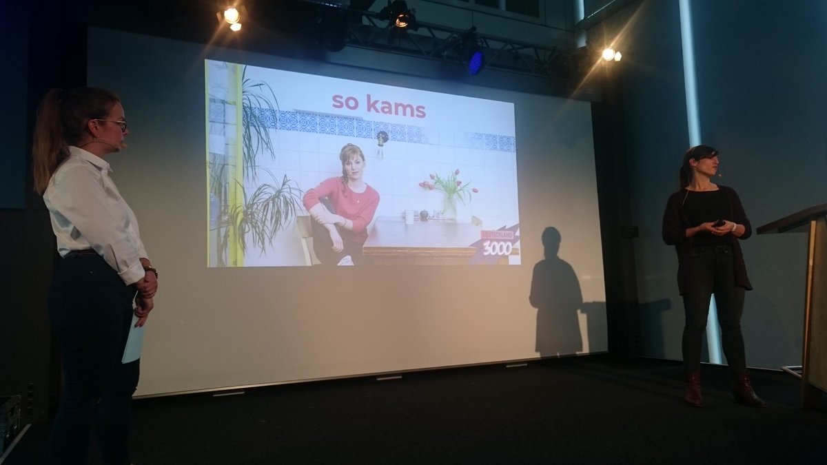 Alina König von @NJOYDE und <a href="/JulikaBickel/">Julika Bickel</a> über den Podcast Deutschland 3000 mit <a href="/evaschulz/">Eva Schulz</a>. #dsnd19 #ndr