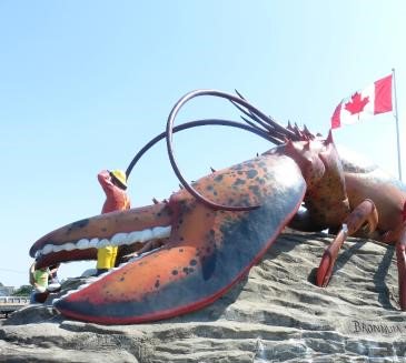 yyzfallrvshow's tweet photo. Canada’s weird, wonderful roadside attractions—from Shediac’s “World’s Largest Lobster” to Kenora’s Husky the Muskie to Moose Jaw’s Mac the Moose—are worth detours (&amp; selfies)! https://t.co/O2mCNmX0BG #yyzfallrvshow #rvshow #ORVDA #rvlife #shediaclobster https://t.co/L4uj1lscRo