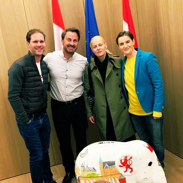 Benjamin Butterworth (@benjaminbutter) on Twitter photo This normal looking photo is an historic first: the gay prime minister of Luxembourg and his husband meeting with the lesbian prime minister of Serbia and her girlfriend.
Progress often seems far too slow. But it’s real, and it’s worth celebrating 🌈 This normal looking photo is an historic first: the gay prime minister of Luxembourg and his husband meeting with the lesbian prime minister of Serbia and her girlfriend.
Progress often seems far too slow. But it’s real, and it’s worth celebrating 🌈