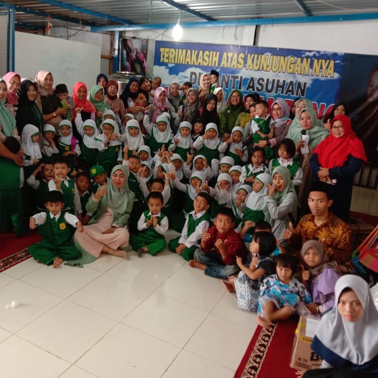 jauharohhad's tweet photo. Bertepatan dg 10 Muharram 1441 H.bersama anak2 PG dan TK Islam Bina Balita Way Halim Permai Bandar Lampung berkunjung ke Panti Asuhan Bussaina...tertawa ria menghibur anak2 yg disini sungguh sesuatu yg menyenangkan..Alhamdulillah.. https://t.co/WzfoyLMoqL