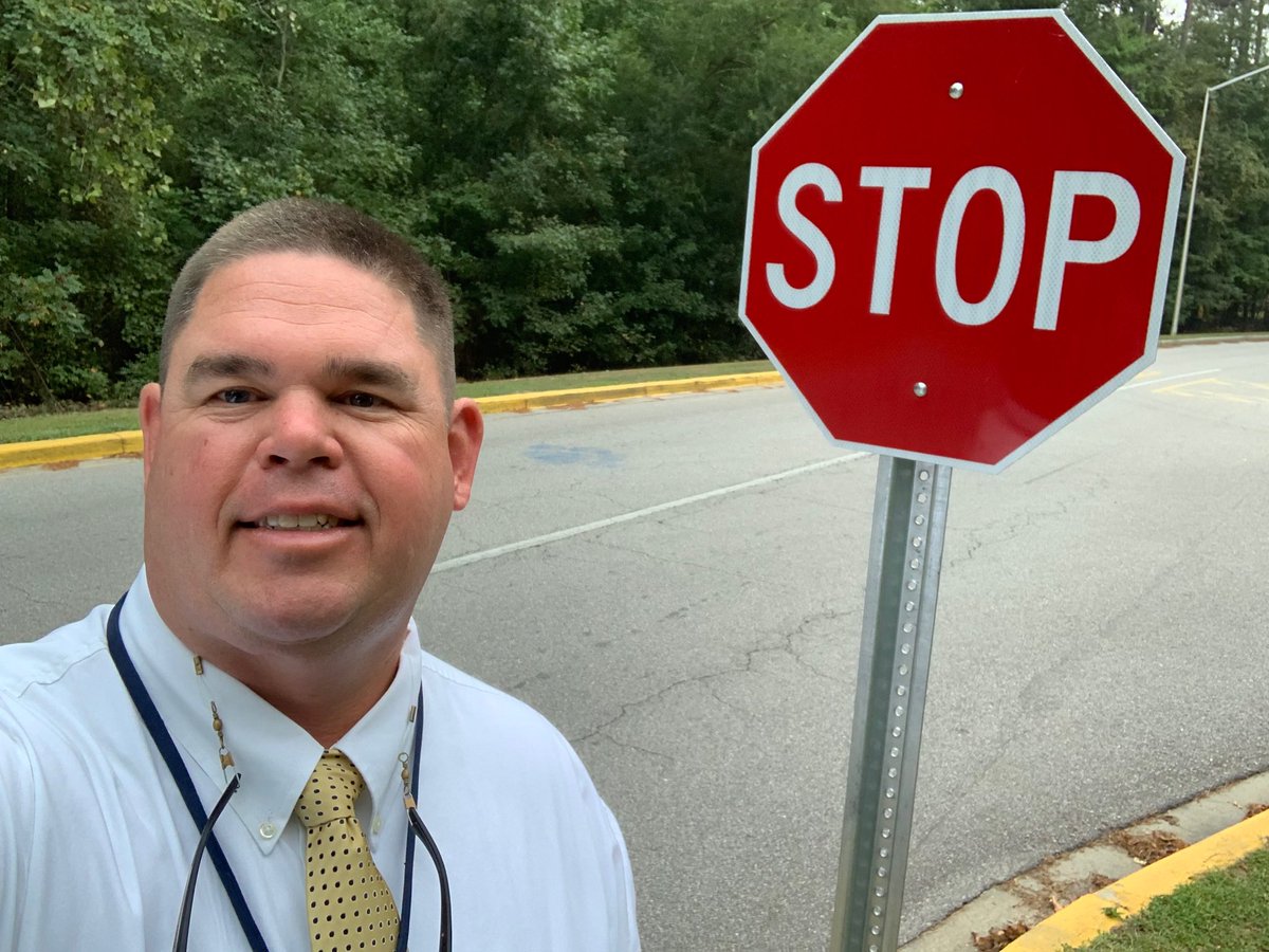 1ProudBengal's tweet photo. ⁦@BlythewoodHigh⁩ loving our new stop signs at the bus entrance! New routine... a better Bengal Nation! #PremierSafetyStartsHere https://t.co/iC0el2FsBt