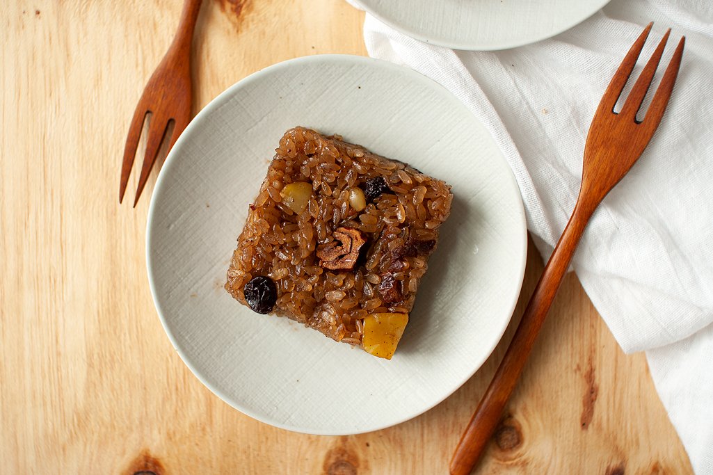 Yaksik is a #Korean #ricecake made w/ sweet rice, dried fruits, &amp; nuts. It has a deep caramel-y flavor &amp; subtle hints of nuttiness &amp; spice. If you're looking for a fun fall 🍂🌰 recipe check out ow.ly/sVpC50w3f65