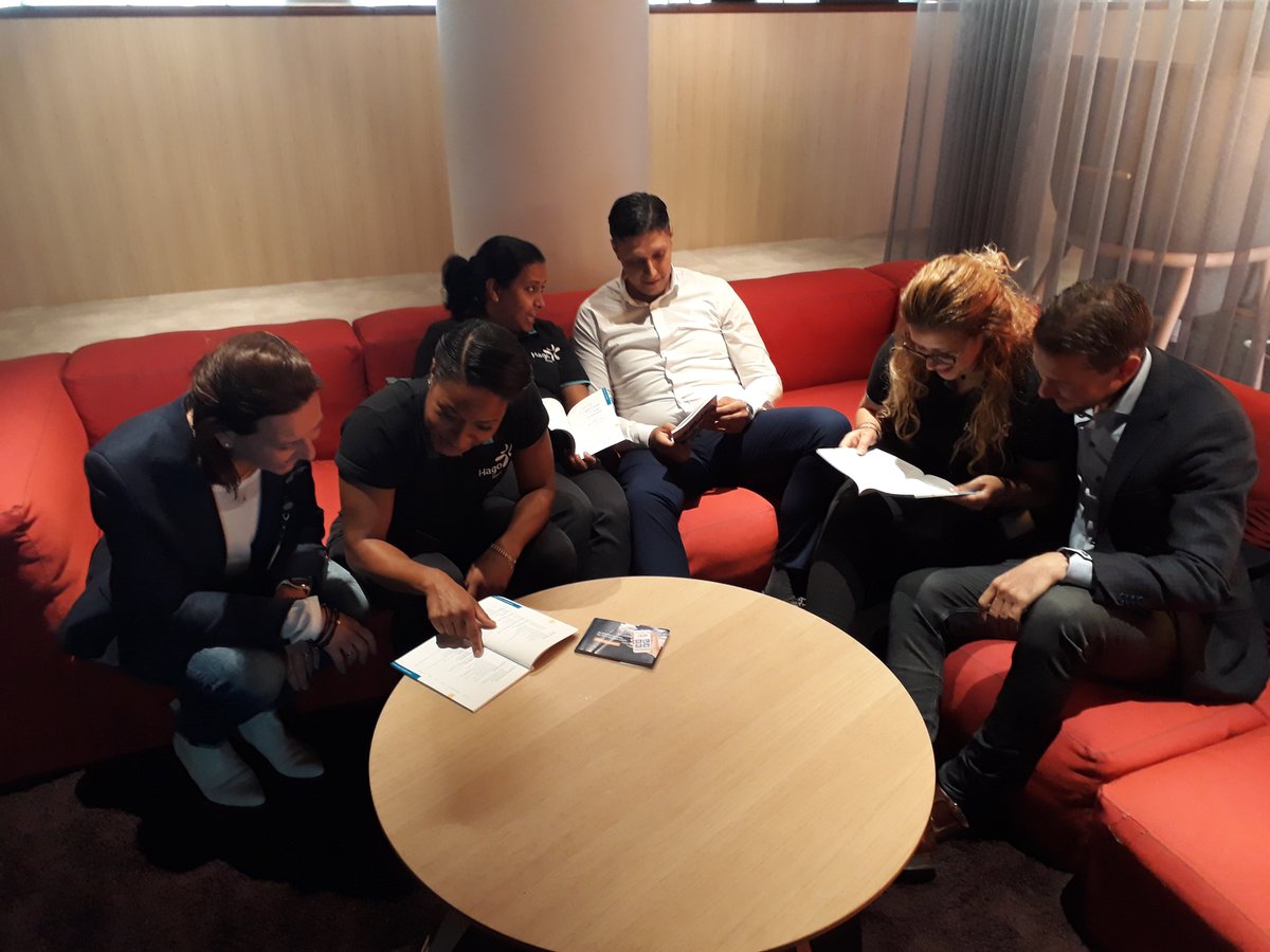 Femy en Peter van Hago Next overhandigden deze week feestelijk het nieuwe CAO-boekje aan onze schoonmakers. 🎉 Alle afspraken én meer informatie vind je terug in de CAO Schoonmaak-app van OSB die je kunt downloaden via de App Store en Google Play Store. Zoek naar: CAO Schoonmaak.