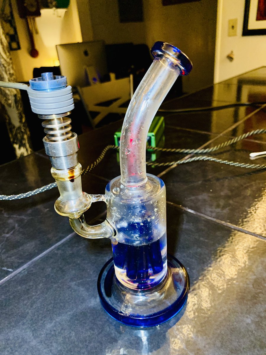 EmeraldZoo's tweet photo. Going at this nice an #EZ like Got our #BlueRig out to match the Green one. It’s like a porch light for the rig. Talk about a #BlueHaze @Aaronm9008 goes well with the #White99 #LiveResin Who’s down fur sunrise #Dabs anyone? @Calrtipper @CaliFarmerMan @johnshute_ @_jena4n anyone? https://t.co/Uyid29Ukk3
