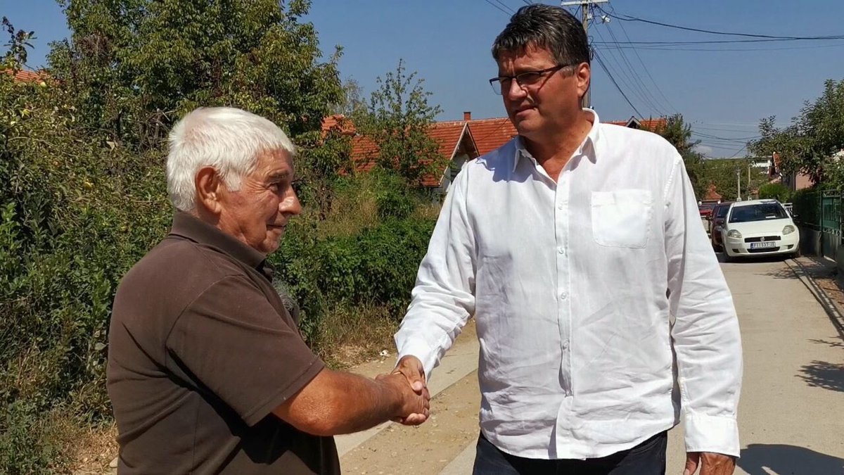 DarkoBulatovic_'s tweet photo. За неколико недеља завршићемо и трећу, финалну фазу реконструкције водоводне мреже у насељу Шљака. Као што сам и обећао, житељи овог насеља више неће имати проблема са водоснабдевамјем, а стално раскопавање и прекопавање улица постаће прошлост. ДБ https://t.co/JaCDuX09Fg