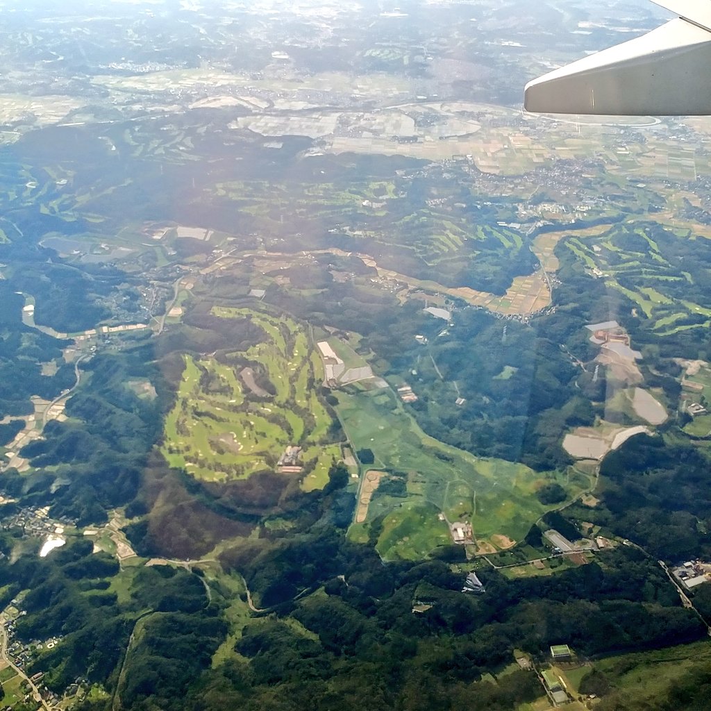 諸隈元シュタイン 帰りの飛行機内からゴルフ場がいくつも見えた 写真を撮りながら 散歩の間 何も考えることのできない奴は この田園風景がどうしたらゴルフ場になるのかと考える奴だ というヴィトゲンシュタインの名言を思い出したのは語るまでも