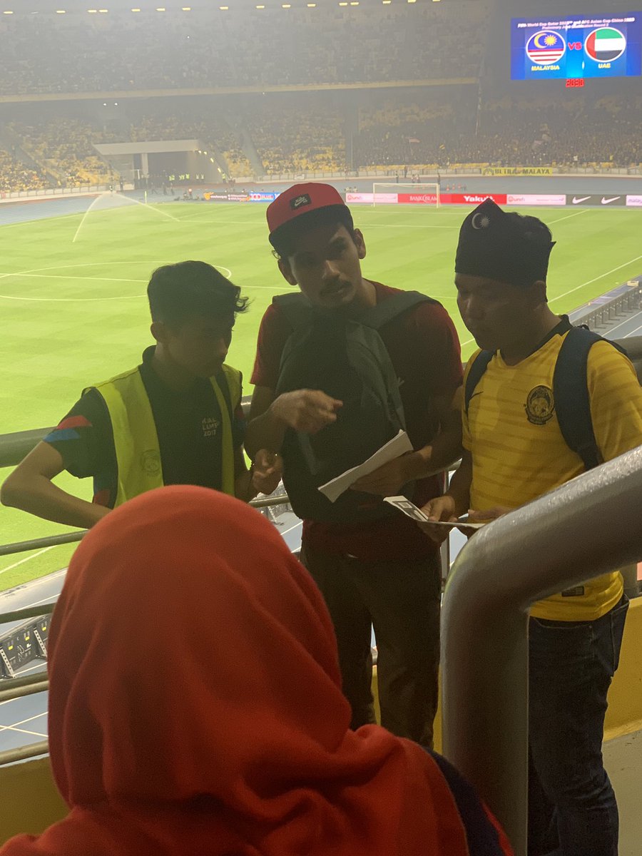 ajibsun's tweet photo. @DuniaSukan Sian budak ni.. tugas kena tunjukkan tempat duduk... tempat duduk xda nombor.. ahhahah https://t.co/idYGMfCmpM